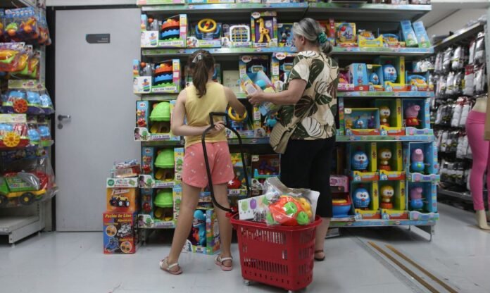Consumidores em loja da rua 25 de Março, em São Paulo