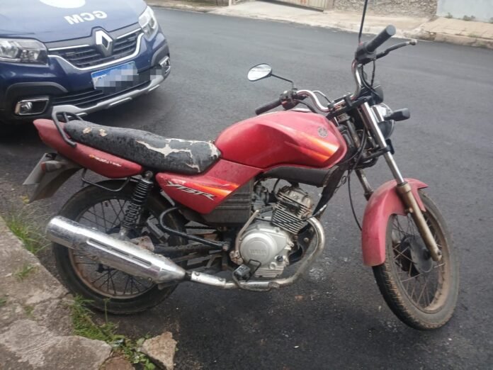 Motocicleta vermelha apreendida pela GCM