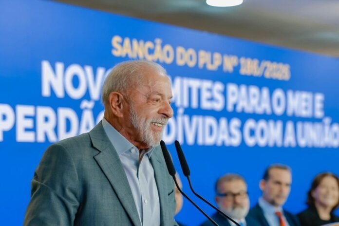 Presidente Lula discursa em cerimônia sobre benefícios para MEIs. Foto de arquivo.