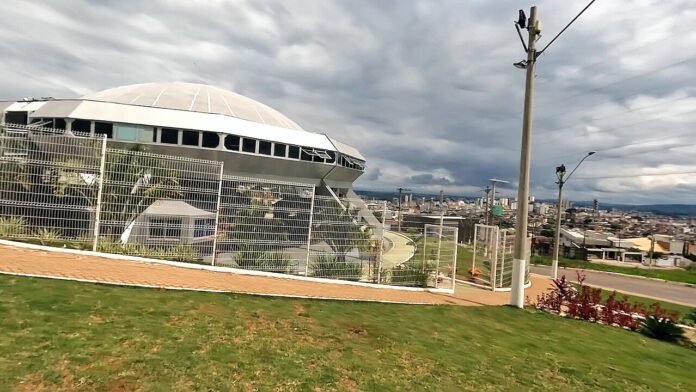 Memorial do ET de Varginha, com a cidade ao fundo