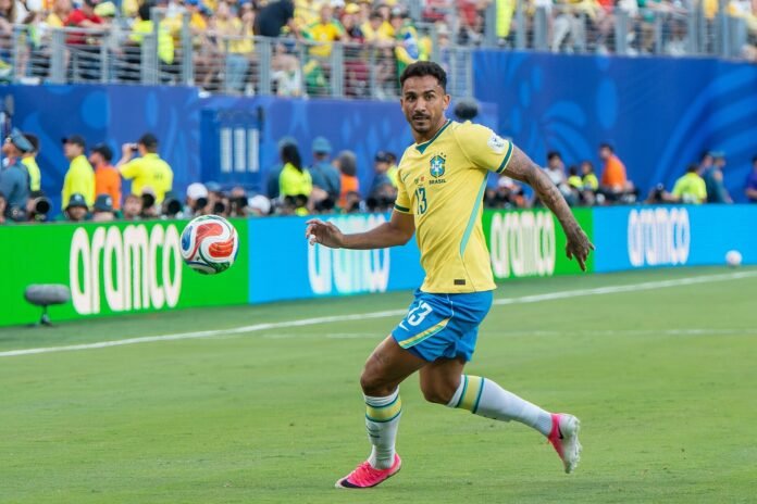 Jogador da seleção brasileira com a bola em jogo da Copa do Mundo de 2026