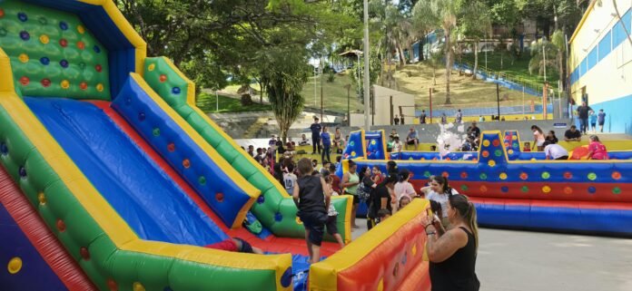 Crianças em brinquedos infláveis durante o evento Um Dia de Alegria, no CEV, em Varginha