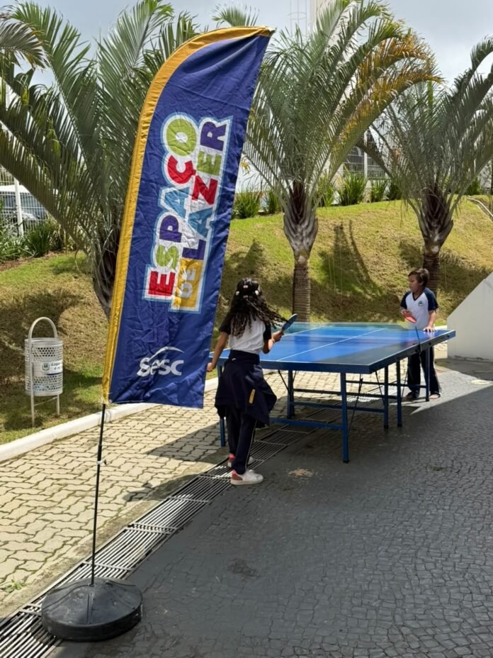 Brinquedos e mesa de jogos do Espaço de Lazer Sesc no Memorial do ET
