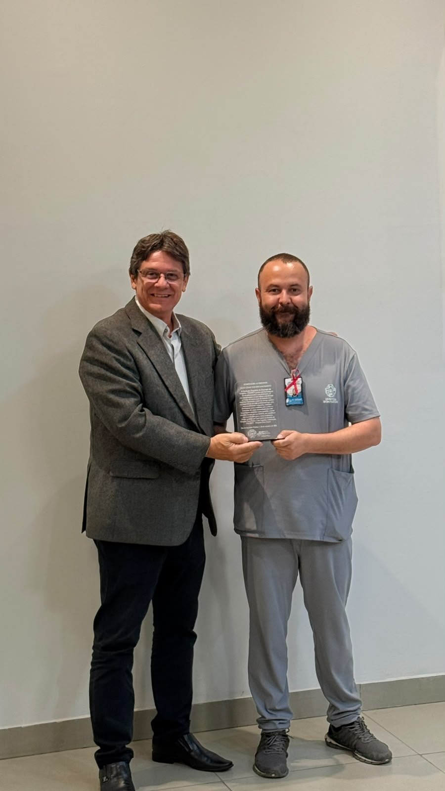 Entrega de placa de homenagem a Júlio Cezar dos Reis Nascimento, servidor da oncologia do Hospital Bom Pastor