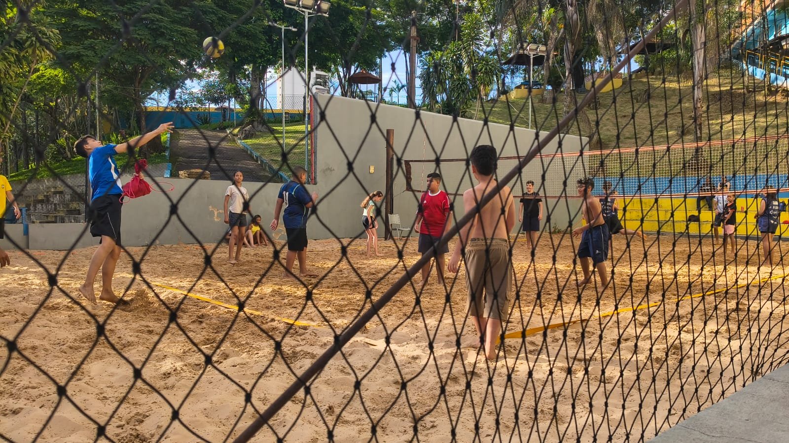 Adolescentes jogam vôlei de areia em quadra durante o evento Um Dia de Alegria