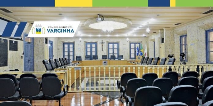 Plenário da Câmara Municipal de Varginha, com as bancadas e a mesa diretora ao fundo